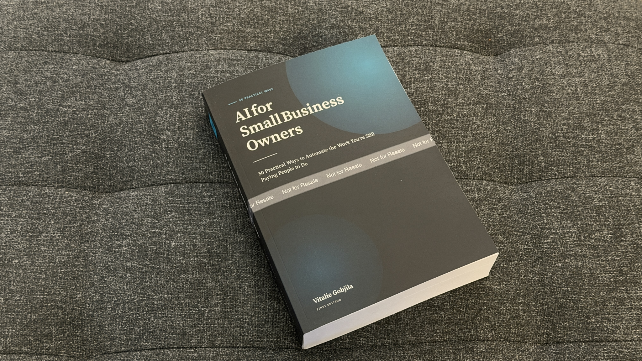 Перший друкований пробний примірник AI for Small Business Owners: видно обкладинку та смугу Not for Resale.